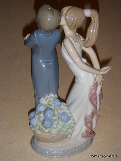 "Let's Make Up" Lladro Daisa Figurine #5555