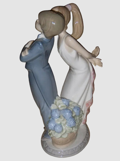 "Let's Make Up" Lladro Daisa Figurine #5555
