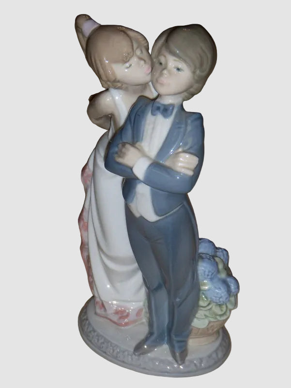 "Let's Make Up" Lladro Daisa Figurine #5555