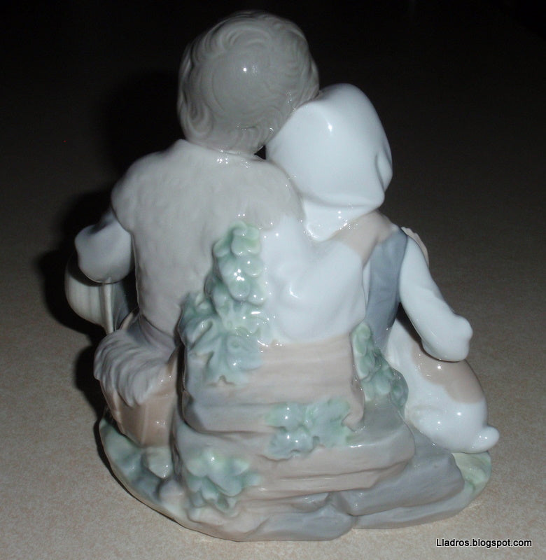 "Friendship" (Hermanitos) Lladro Figurine #1230 - Young Couple With Puppy Dog (6.25")