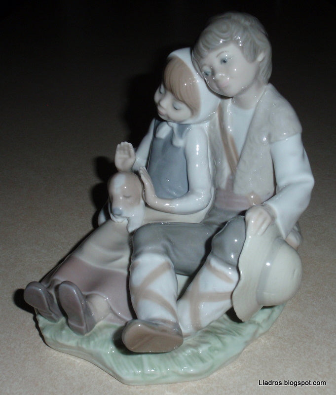 "Friendship" (Hermanitos) Lladro Figurine #1230 - Young Couple With Puppy Dog (6.25")