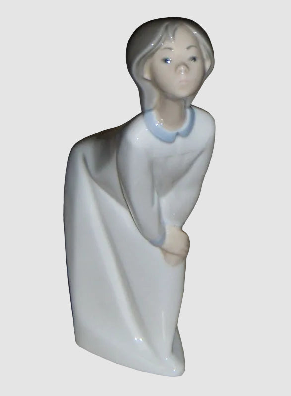 Lladro Figurine Goodnight Kiss Girl Kissing 4873 Nightgown Fulgencio Garcia Spanish Porcelain Glossy Finish Vintage