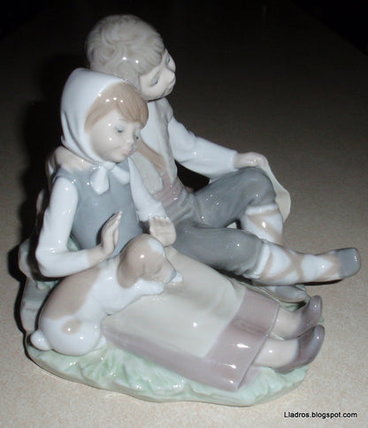 "Friendship" (Hermanitos) Lladro Figurine #1230 - Young Couple With Puppy Dog (6.25")