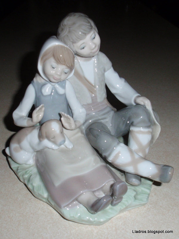 "Friendship" (Hermanitos) Lladro Figurine #1230 - Young Couple With Puppy Dog (6.25")