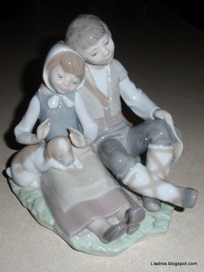 "Friendship" (Hermanitos) Lladro Figurine #1230 - Young Couple With Puppy Dog (6.25")