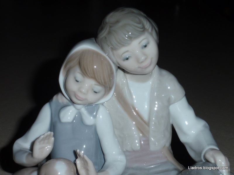 "Friendship" (Hermanitos) Lladro Figurine #1230 - Young Couple With Puppy Dog (6.25")