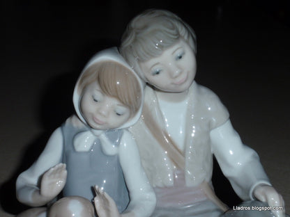 "Friendship" (Hermanitos) Lladro Figurine #1230 - Young Couple With Puppy Dog (6.25")