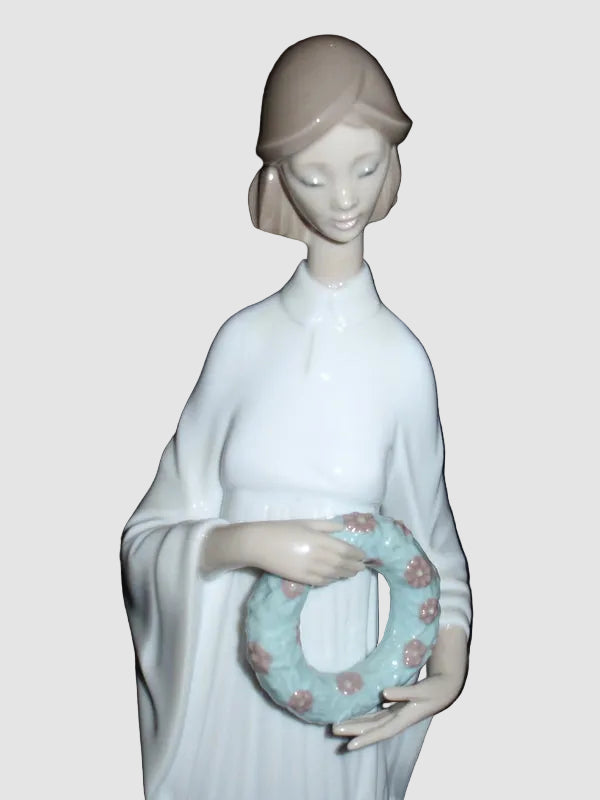 Lladro Unity Figurine 6377 Lady Winter Dress Wreath