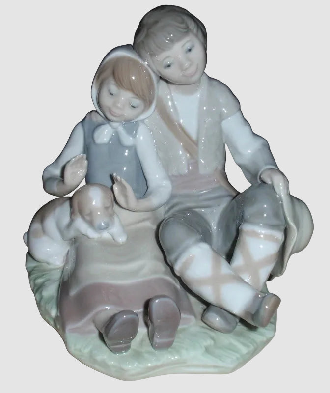 "Friendship" (Hermanitos) Lladro Figurine #1230 - Young Couple With Puppy Dog (6.25")