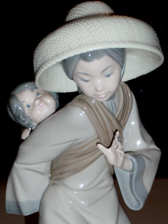 Lladro My Precious Bundle Figurine 5123 Portando Hermanito Mother Child Baby Asian Inspirations Glossy Vintage Spain