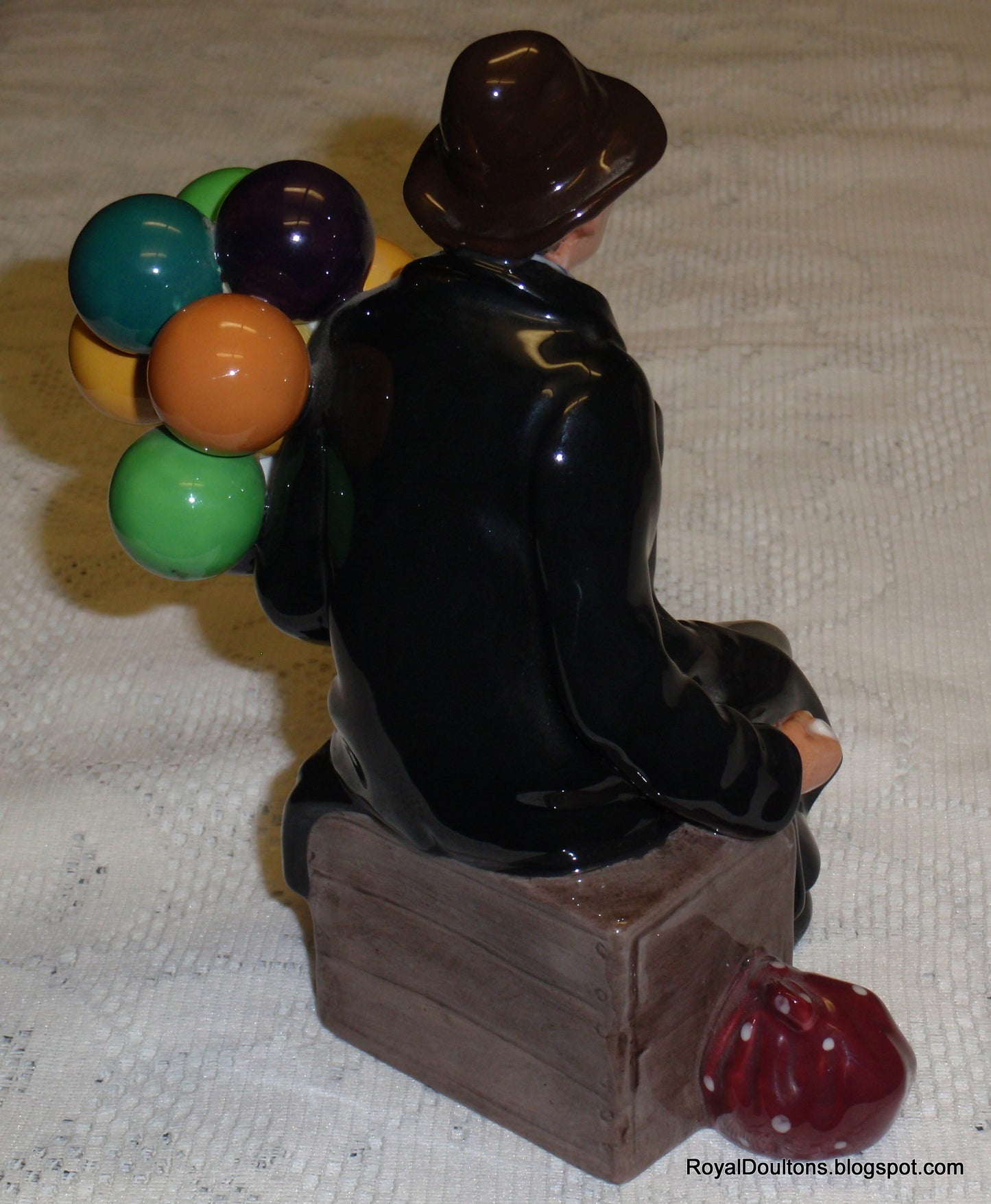 "The Balloon Man" HN1954 Royal Doulton Collectible Figurine - Old Man With Colorful Balloons - GIFT!