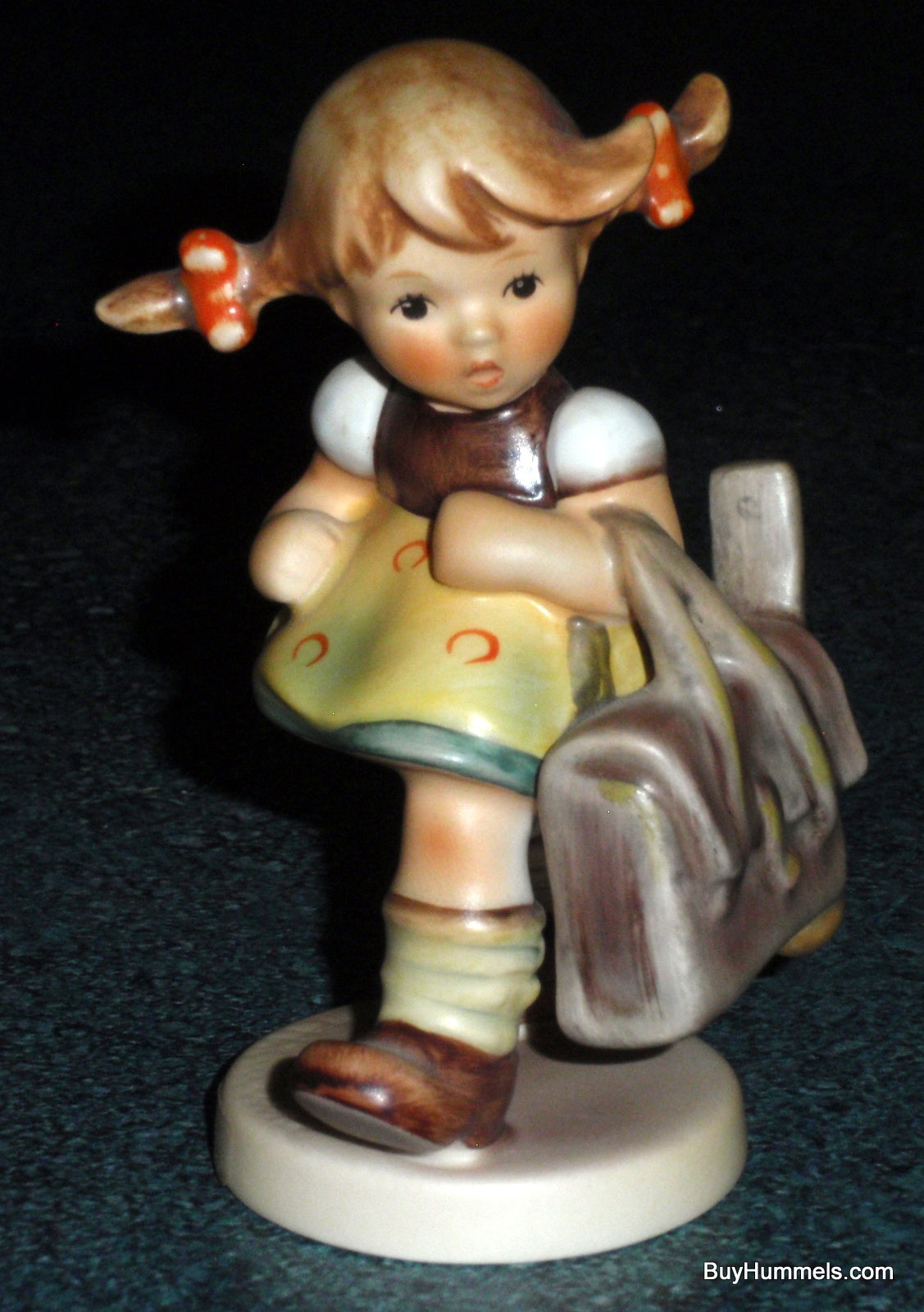 School Girl Goebel Hummel Figurine #81/0 - Little Girl With Backpack –  HummelsAndMore