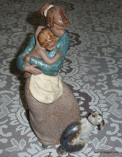 "Jealous Friend" Lladro Gres Figurine #2187 - Mother, Baby & Dog (Large 13")
