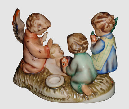 "Silent Night" Goebel Hummel Figurine #54 - Baby Jesus & Angel (3.75")