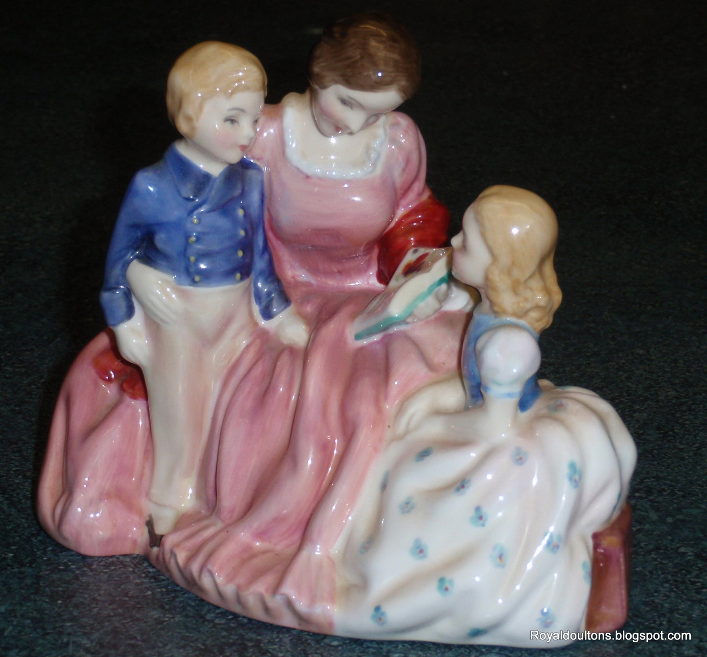 "The Bedtime Story" HN2059 Royal Doulton Figurine Mom Reading To Children - CUTE MOTHER'S DAY GIFT!