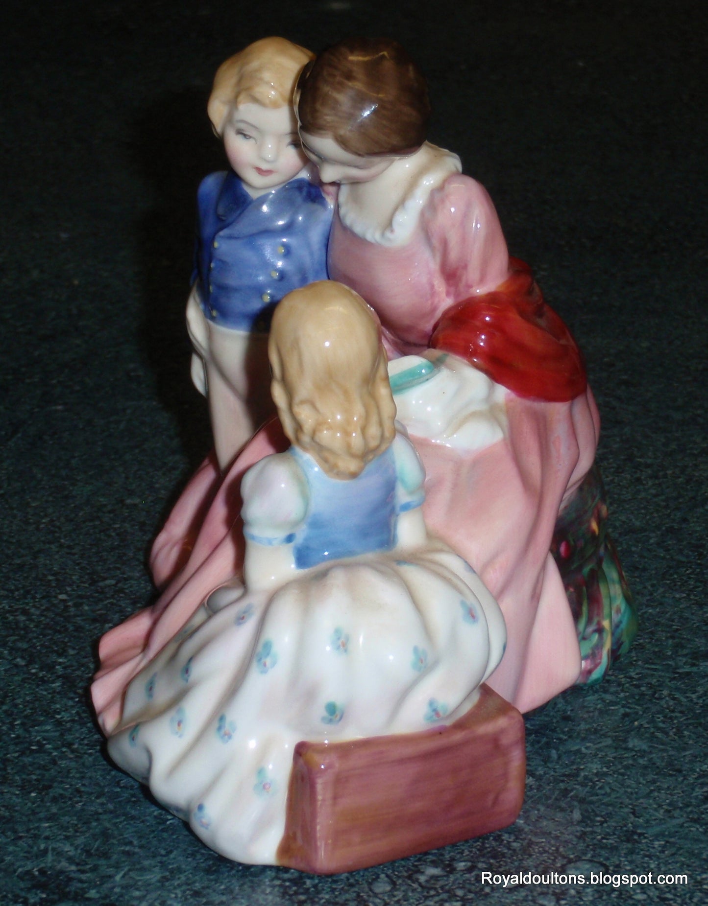 "The Bedtime Story" HN2059 Royal Doulton Figurine Mom Reading To Children - CUTE MOTHER'S DAY GIFT!