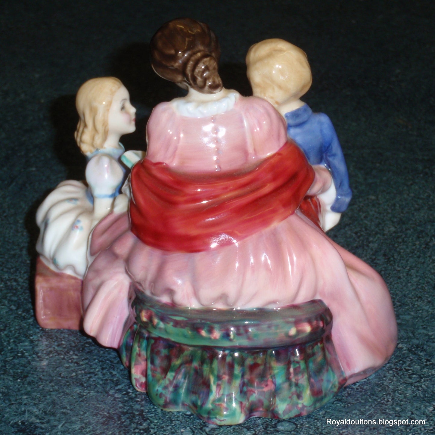 "The Bedtime Story" HN2059 Royal Doulton Figurine Mom Reading To Children - CUTE MOTHER'S DAY GIFT!