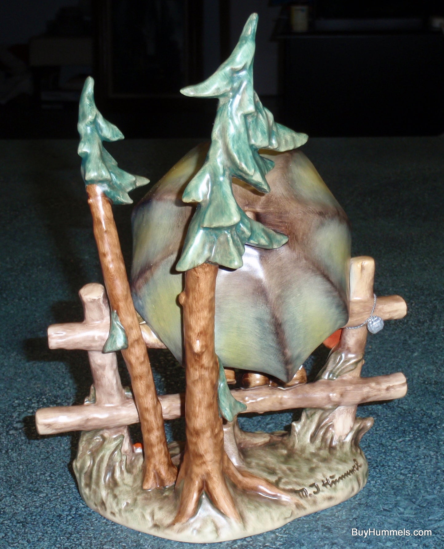 "April Shower" Goebel Hummel Figurine #610 Boy & Girl Under Umbrella