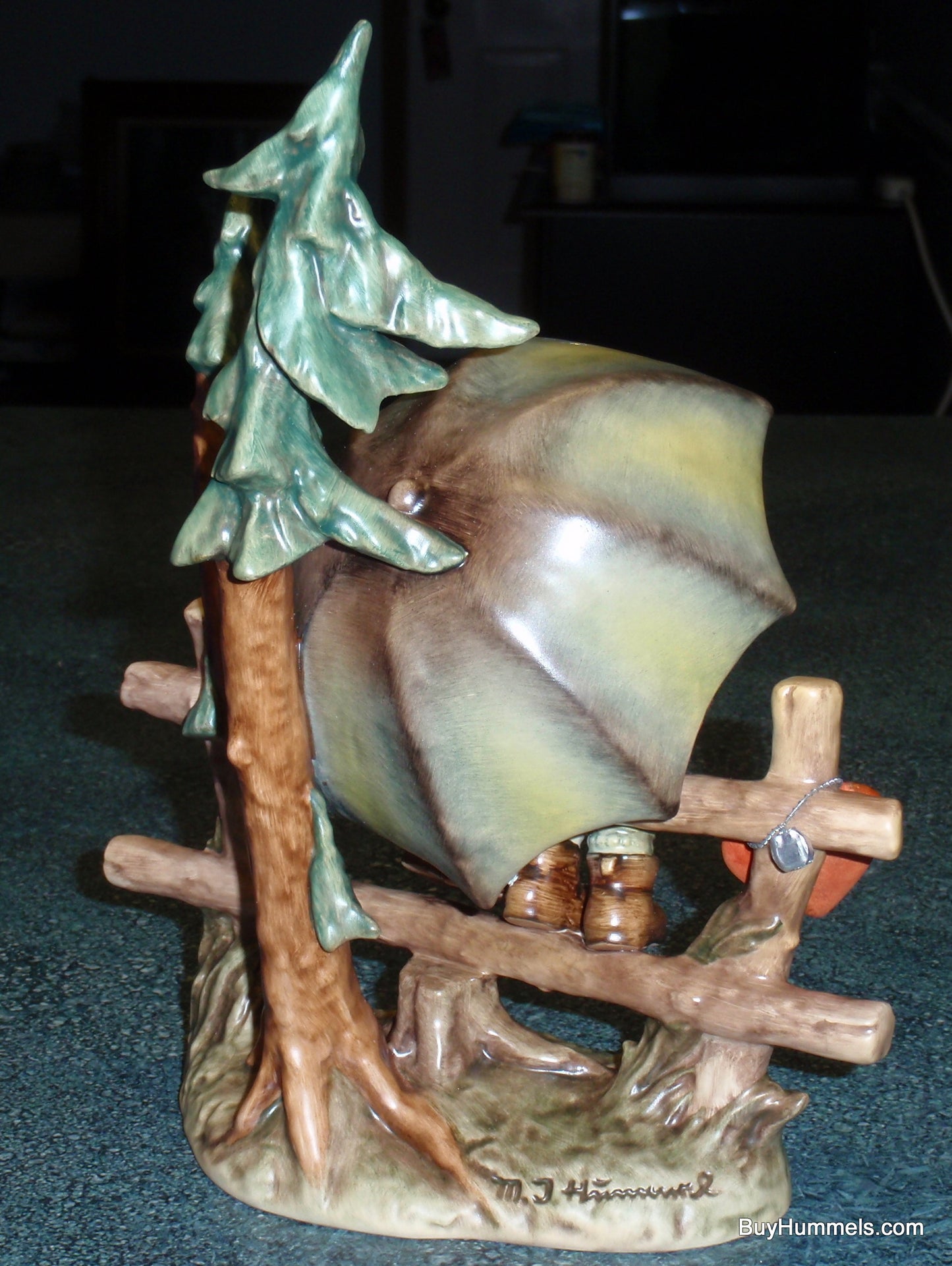 "April Shower" Goebel Hummel Figurine #610 Boy & Girl Under Umbrella