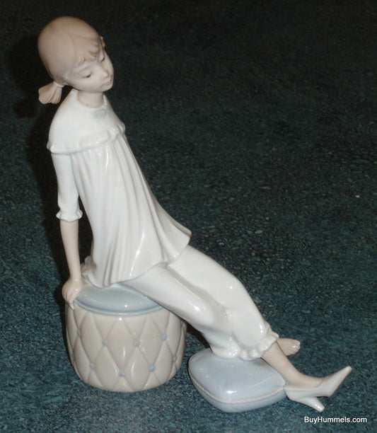 Lladro "Girl with Mother's Shoe / Heels Sitting on Ottoman" Figurine #1084 GIFT!