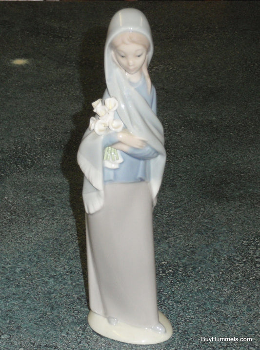 Lladro Collectible Figurine GIRL WITH CALLA LILIES FLOWERS #4650 - Made In Spain