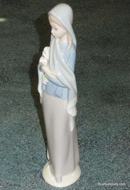 Lladro Collectible Figurine GIRL WITH CALLA LILIES FLOWERS #4650 - Made In Spain