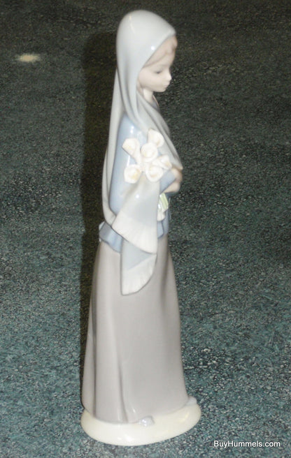Lladro Collectible Figurine GIRL WITH CALLA LILIES FLOWERS #4650 - Made In Spain