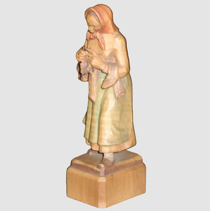 "Woman Knitting" ANRI Woodcarving Figurine #52220/20 - Signed Ulrich Bernardi (7")