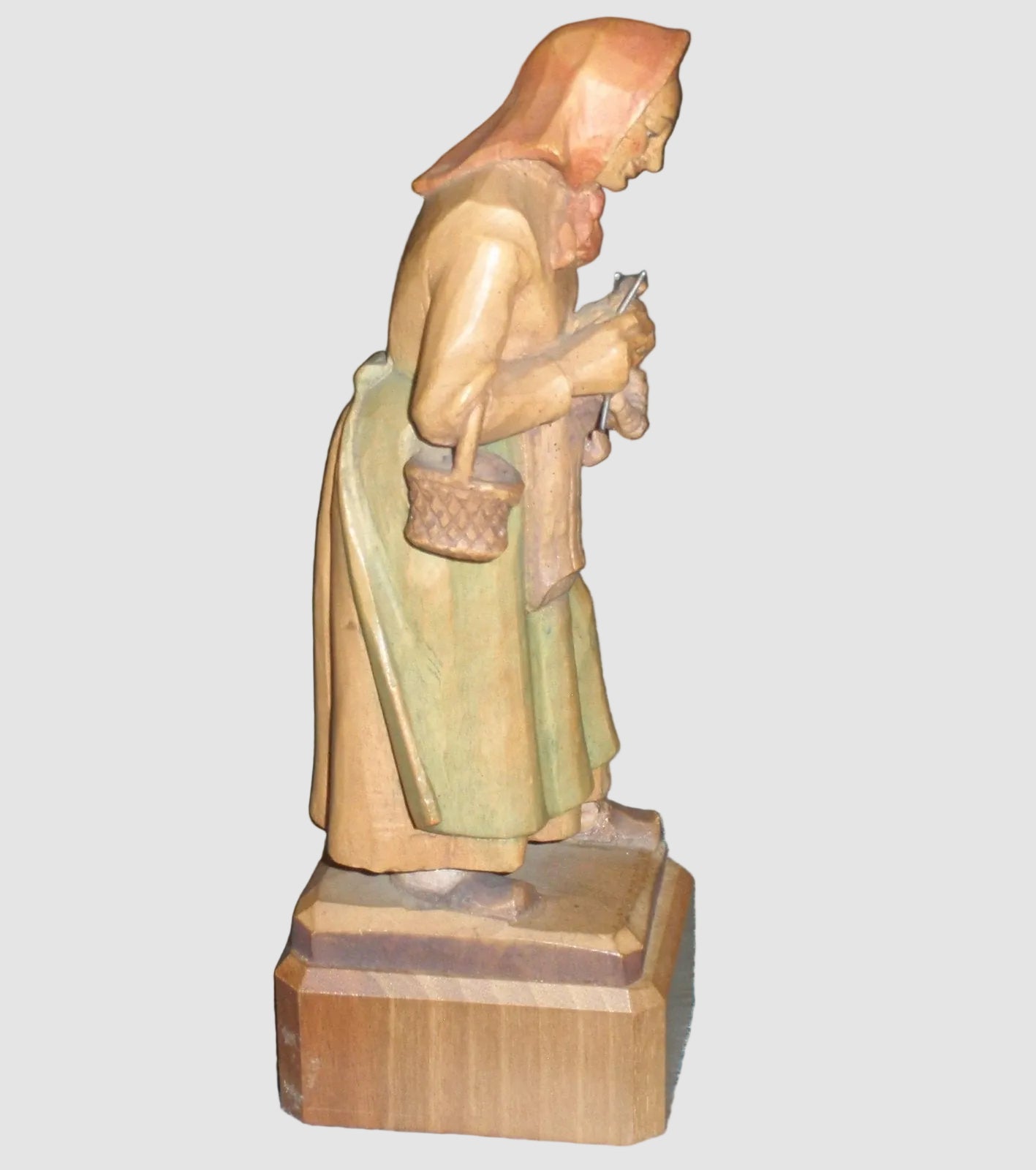 "Woman Knitting" ANRI Woodcarving Figurine #52220/20 - Signed Ulrich Bernardi (7")