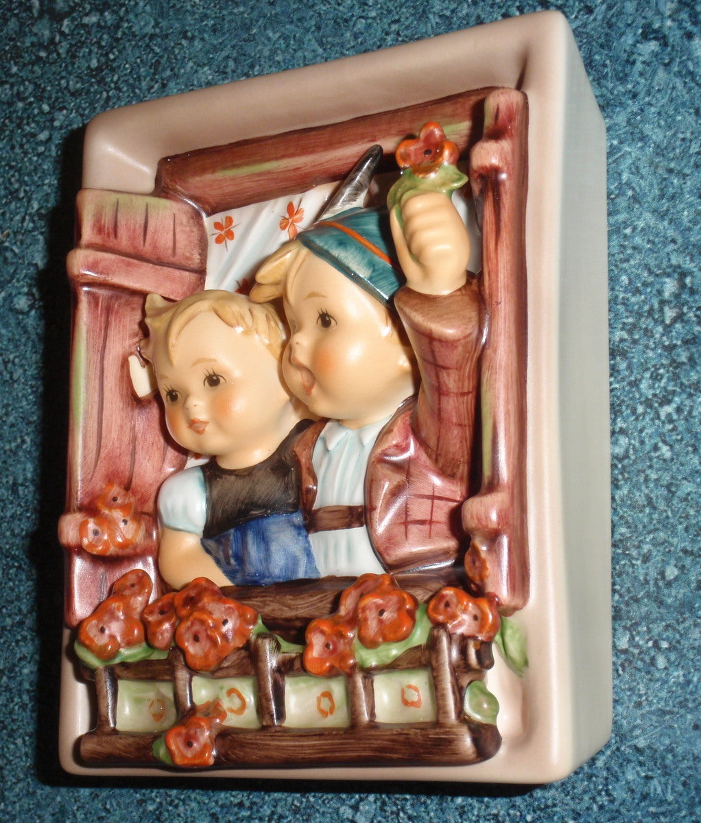 "Vacation Time" Goebel Hummel #125 – Hanging Wall Plaque