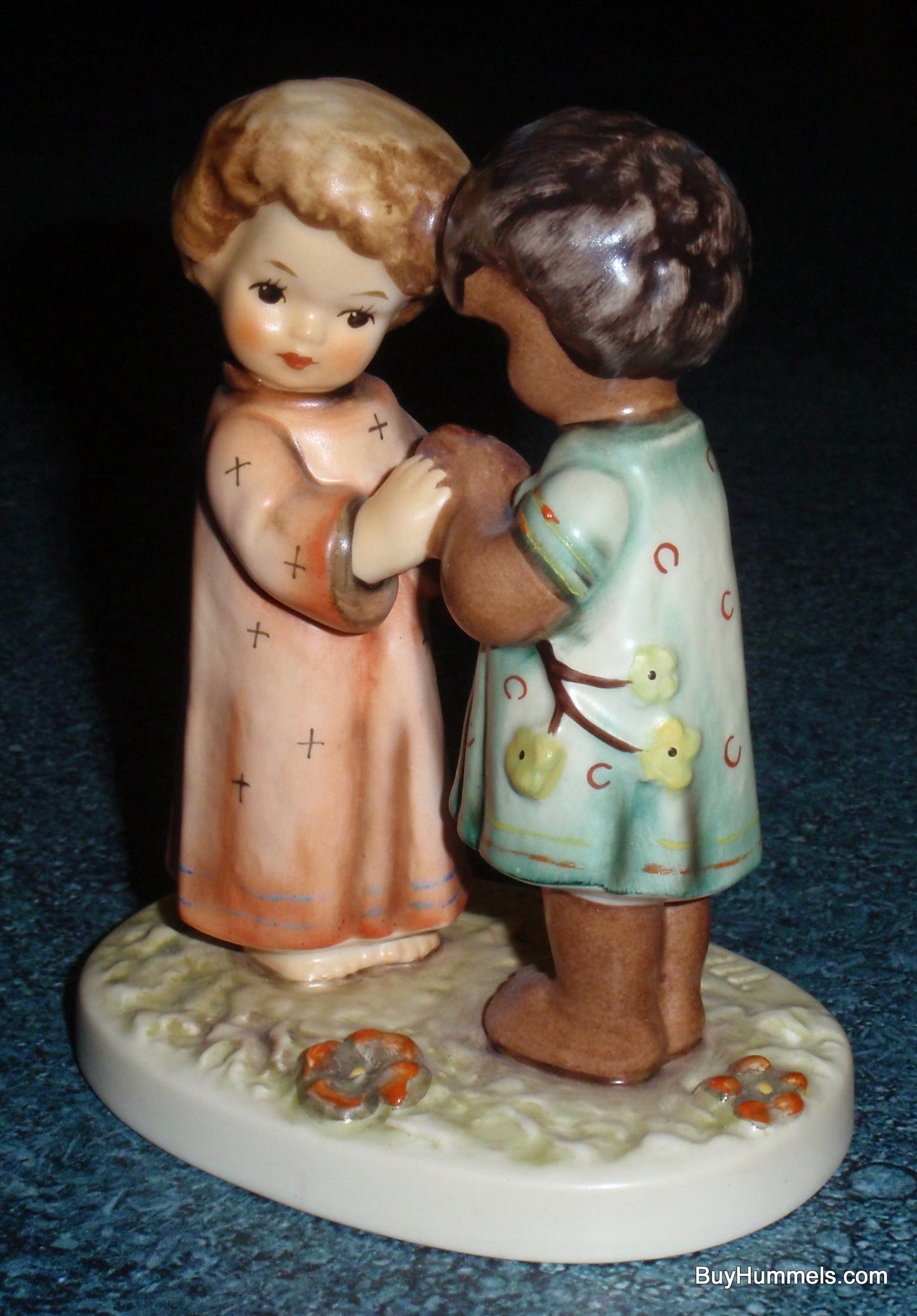 "Friends Together" Goebel Hummel Figurine #662/0 **UNICEF COMMEMORATIVE EDITION**