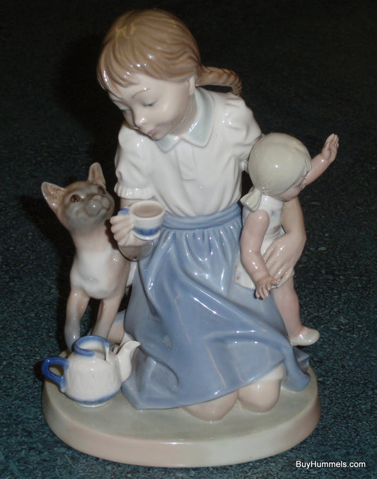 "Child's Play" Lladro Figurine #1280 - Girl with Cat and Doll - Retired 1974-1983