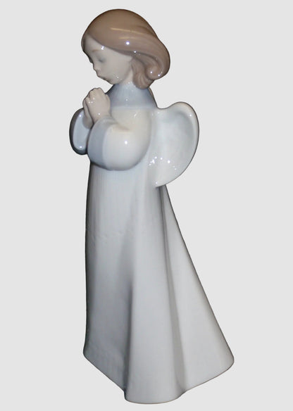 "An Angel's Song" Lladro Figurine #6789 - Jose Puche (9")