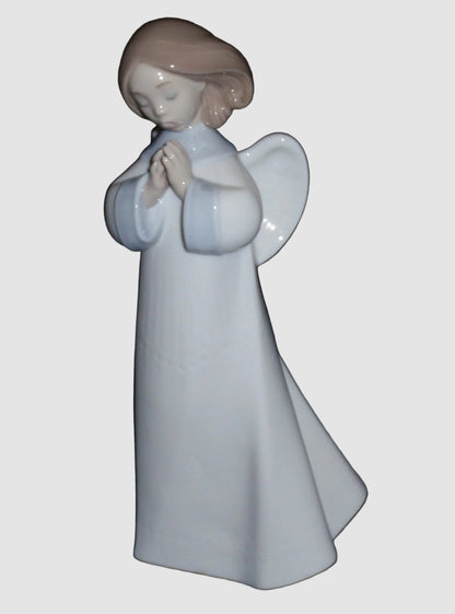 "An Angel's Song" Lladro Figurine #6789 - Jose Puche (9")