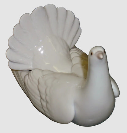 "Restless Dove" Lladro Figurine #6287 - Francisco Catala (6.25")