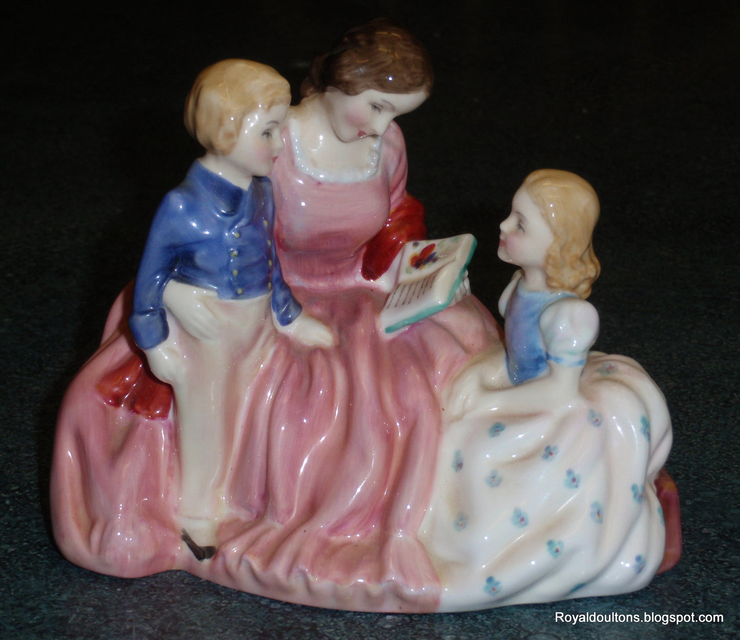 "The Bedtime Story" HN2059 Royal Doulton Figurine Mom Reading To Children - CUTE MOTHER'S DAY GIFT!