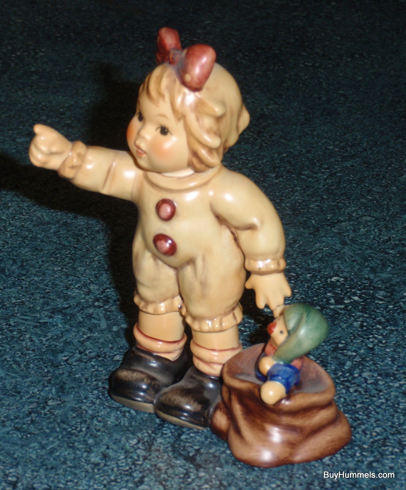 "Looking Around" Goebel Hummel #2089/A – Exclusive Edition