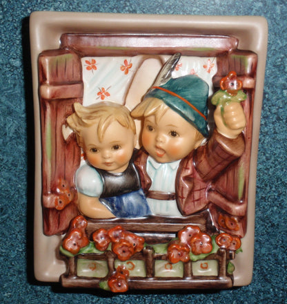 "Vacation Time" Goebel Hummel #125 – Hanging Wall Plaque