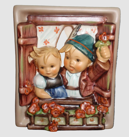 "Vacation Time" Goebel Hummel #125 – Hanging Wall Plaque